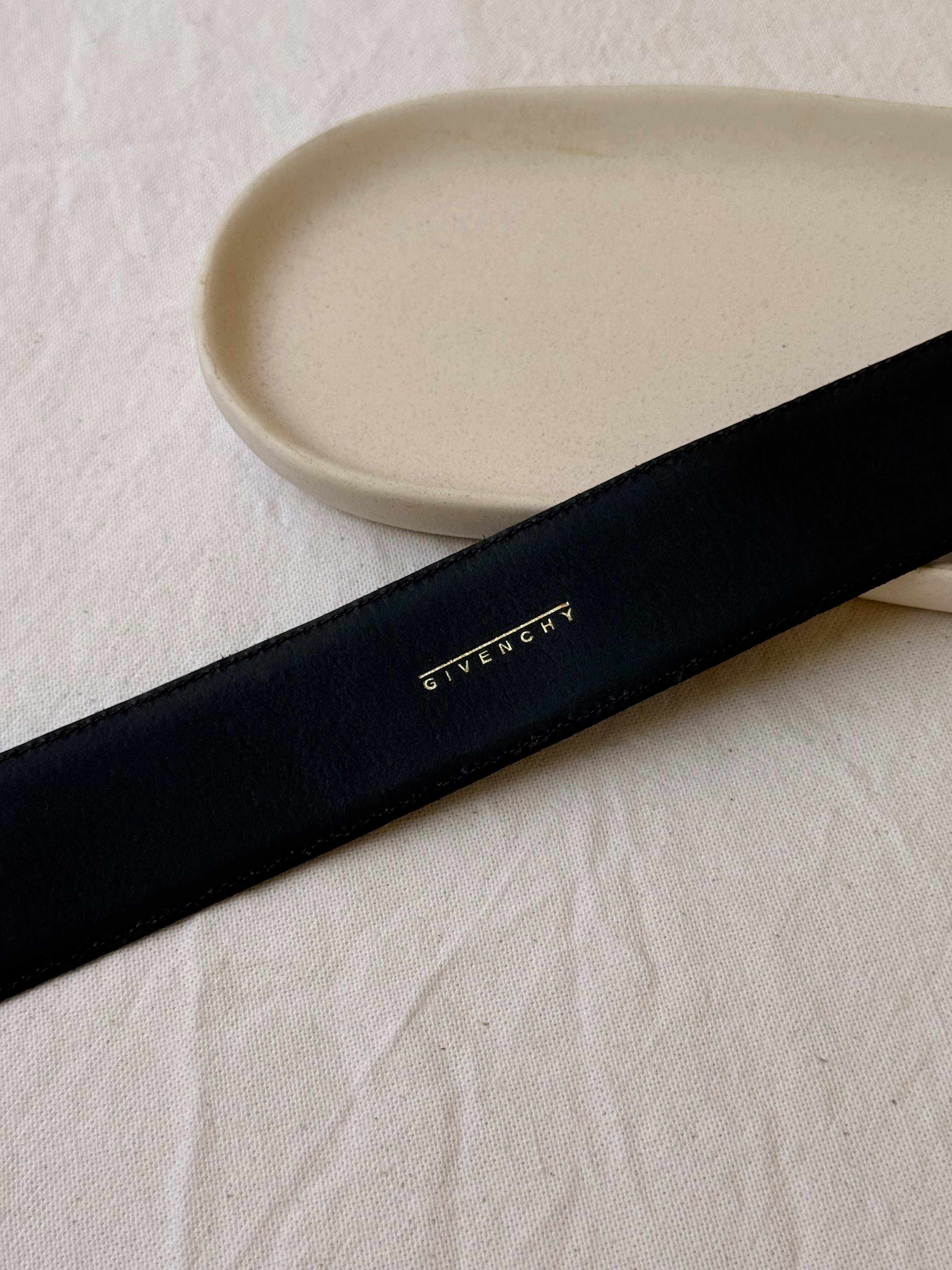 Ceinture Givenchy Vintage - Cuir Noir Et Boucle Logo Doré