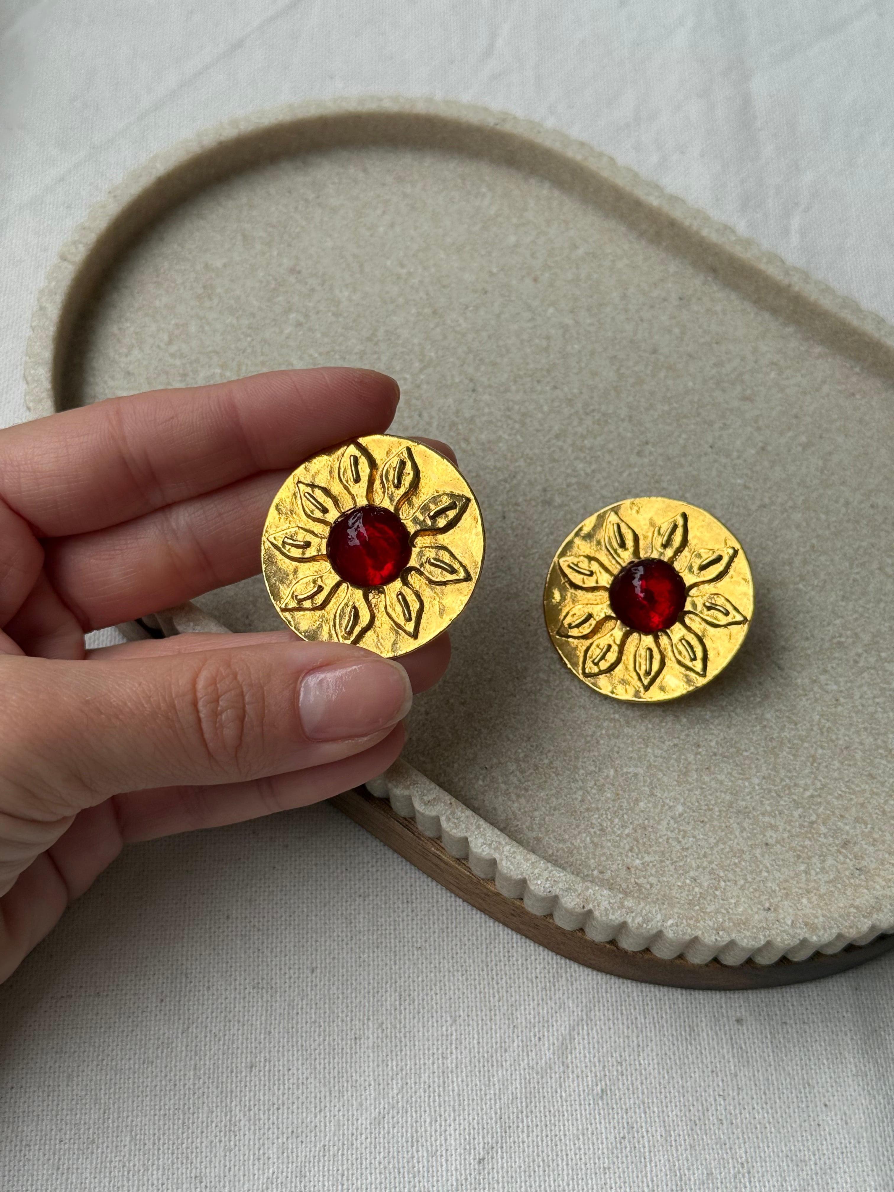 Boucles D’Oreilles Carita Vintage - Fleurs Dorées Et Cabochon Rouge