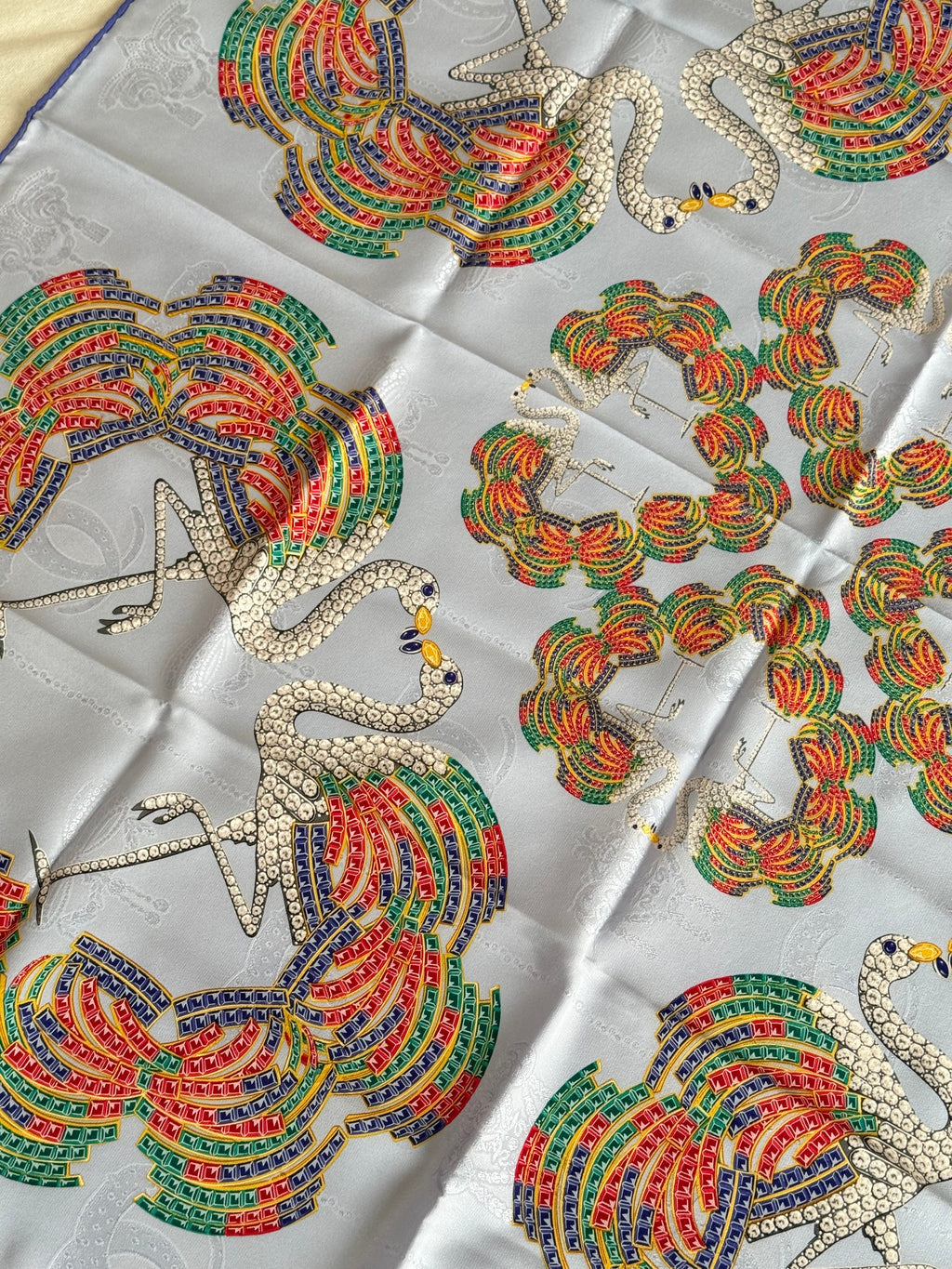 Bufanda Cartier – Estampados de plumas y cisnes multicolores