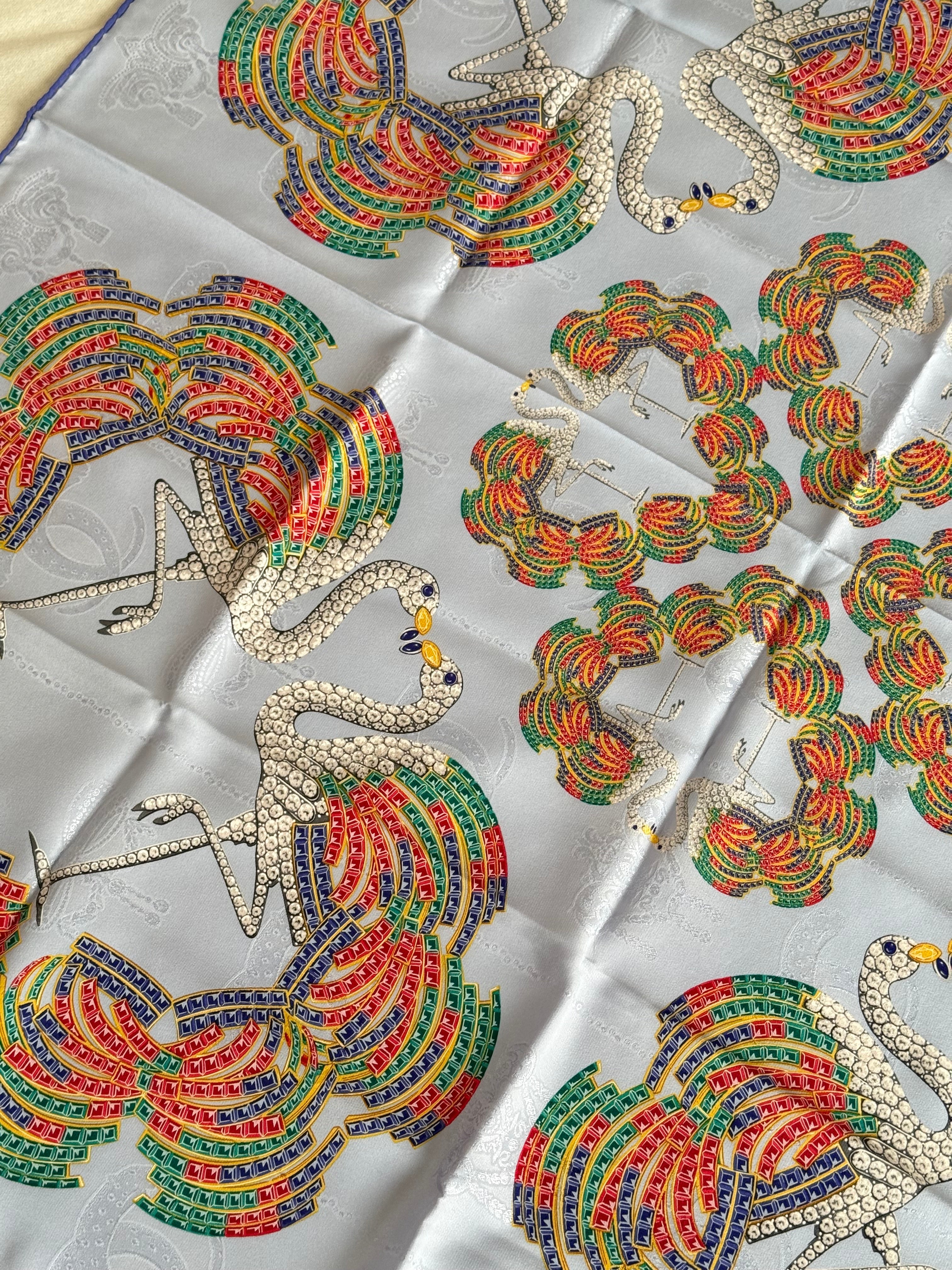 Bufanda Cartier – Estampados de plumas y cisnes multicolores