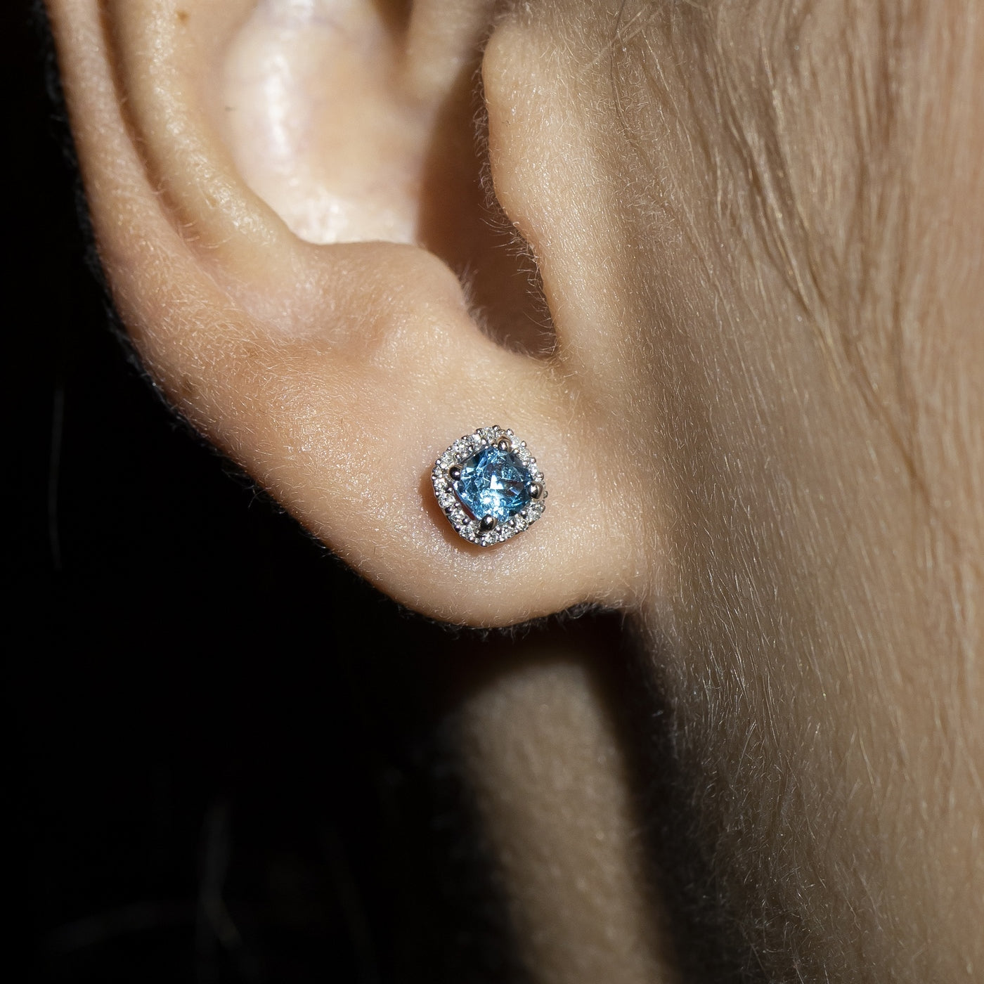 "Popi Cushion Blue Topaz" Earrings D0.07/32 + Topaz 0.6/2 - 750/1000 White Gold