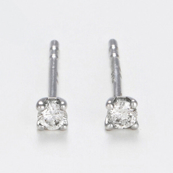 Diamanta – Boucles D'Oreilles "Ma Puce 0,10Ct", deux boucles d'oreilles en or blanc et diamants, sur fond blanc