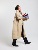 La gabardina de galletas de mantequilla beige Gaby