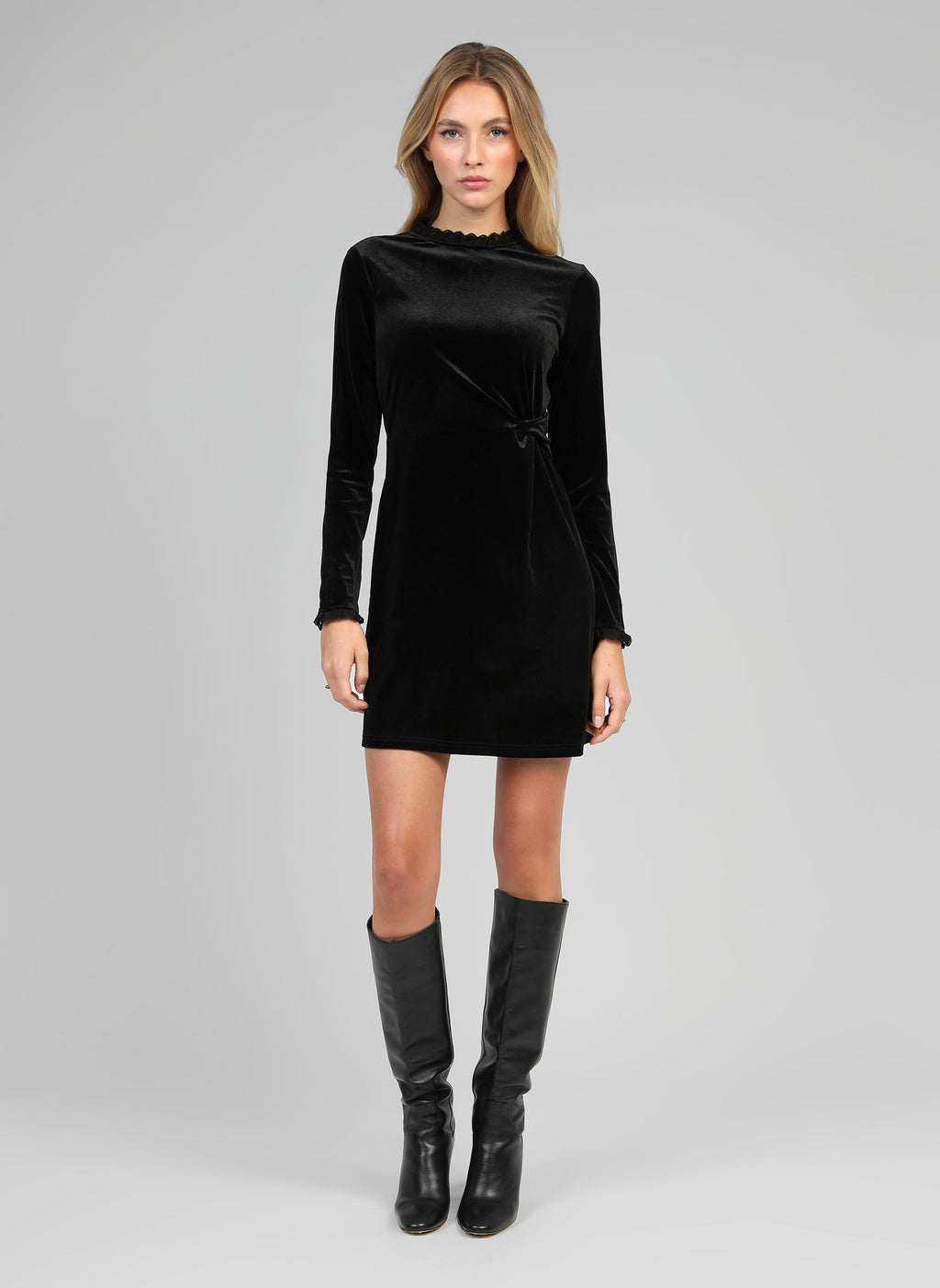 An'ge – Robe Courte Elioty Noir, mannequin portant une robe noire en velours, vue de face