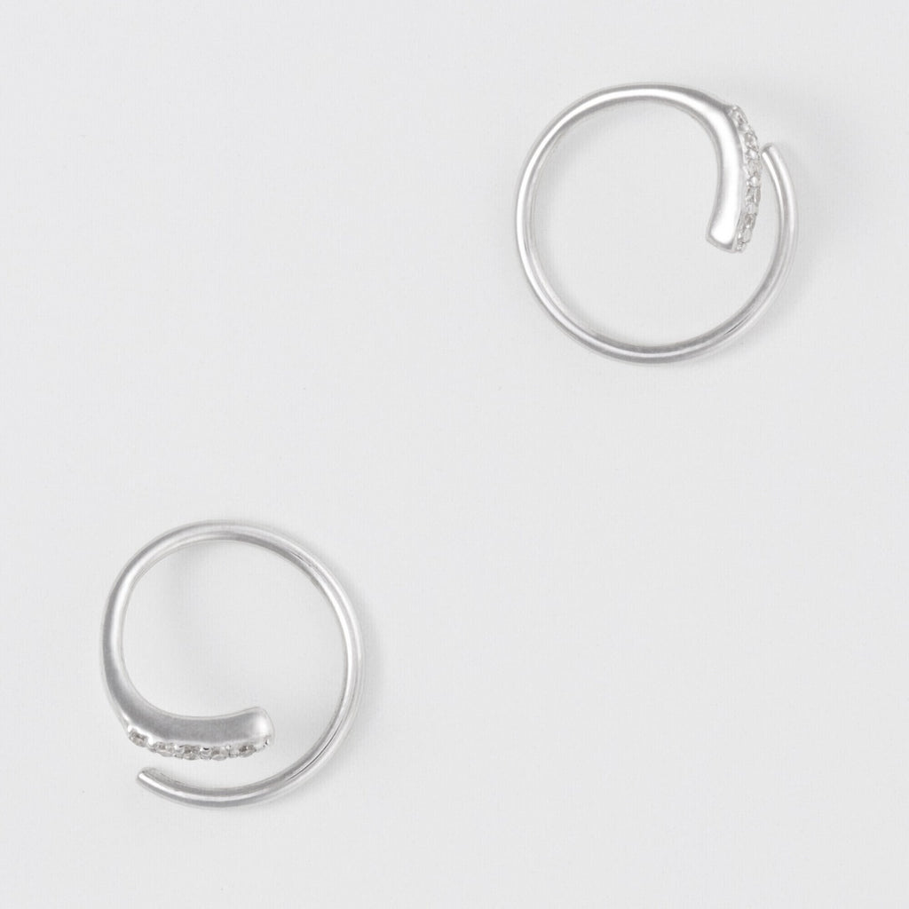 Pendientes “Joli Tourbillon Diamant” D0.03/10 – Oro blanco