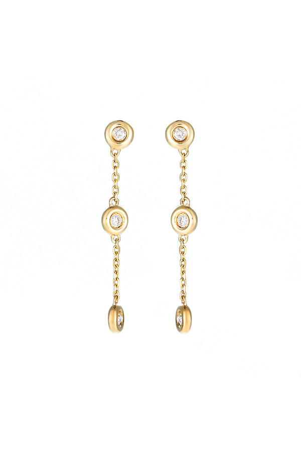 Diamanta – Boucles "Mei" D0,10/6, boucles d'oreilles pendantes en or jaune avec diamants sur fond blanc
