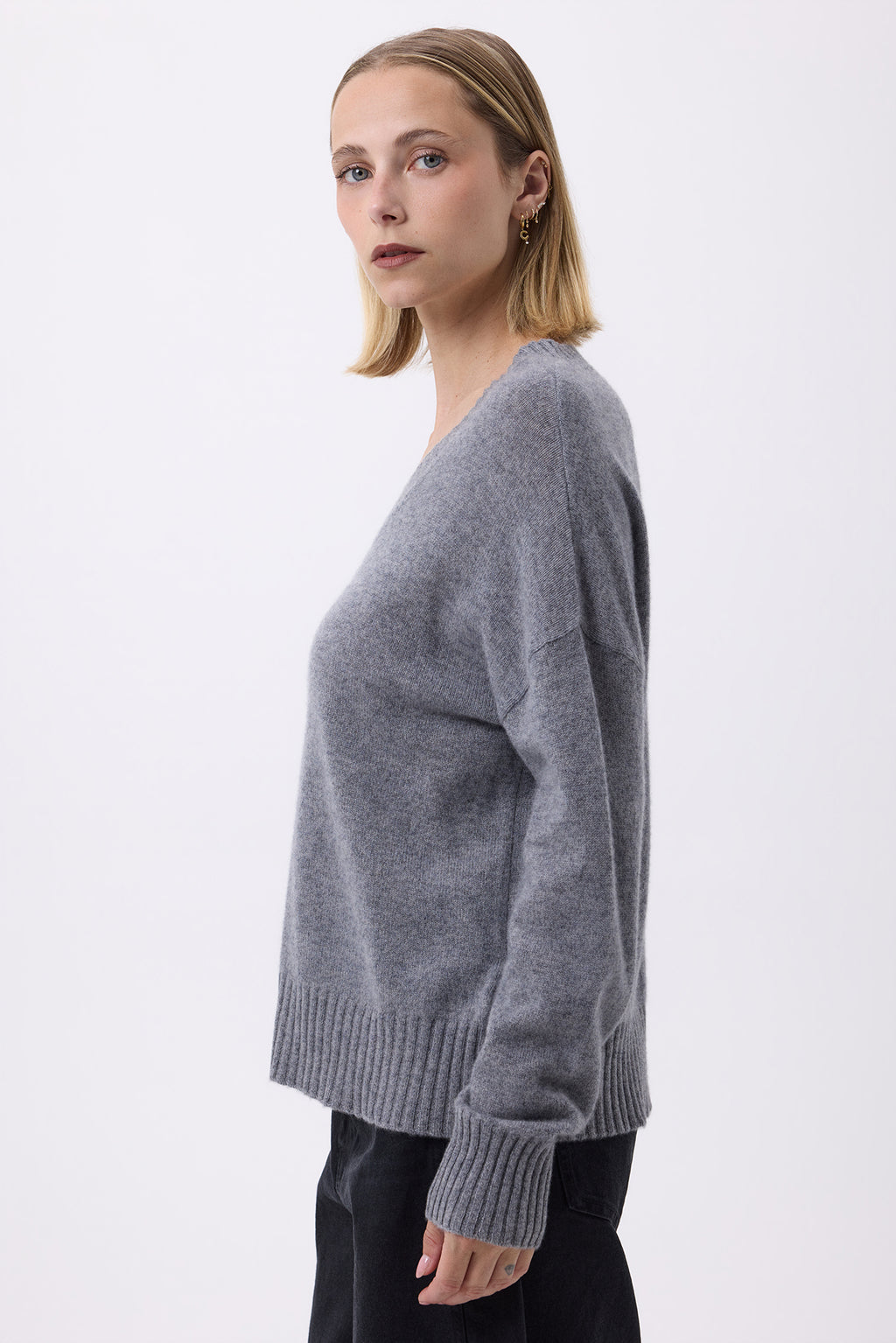 Sweter oversize w serek z grubym prążkiem F Everyday - Ciemnoszary - Damski