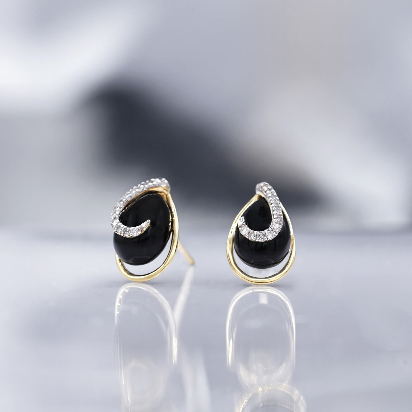 "Galapagos" Earrings with 0.08/24 Diamonds &amp; Black Agate - 375/1000 Yellow Gold