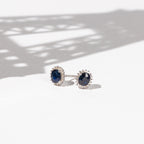 Boucles D'Oreille "Abra" Diamants 0,13/36 & Saphirs 1,1/2 - Or Blanc 375/1000