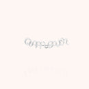 Détail façonnage prénom personnalisé boucles d'oreille or façonnage main sans soudure