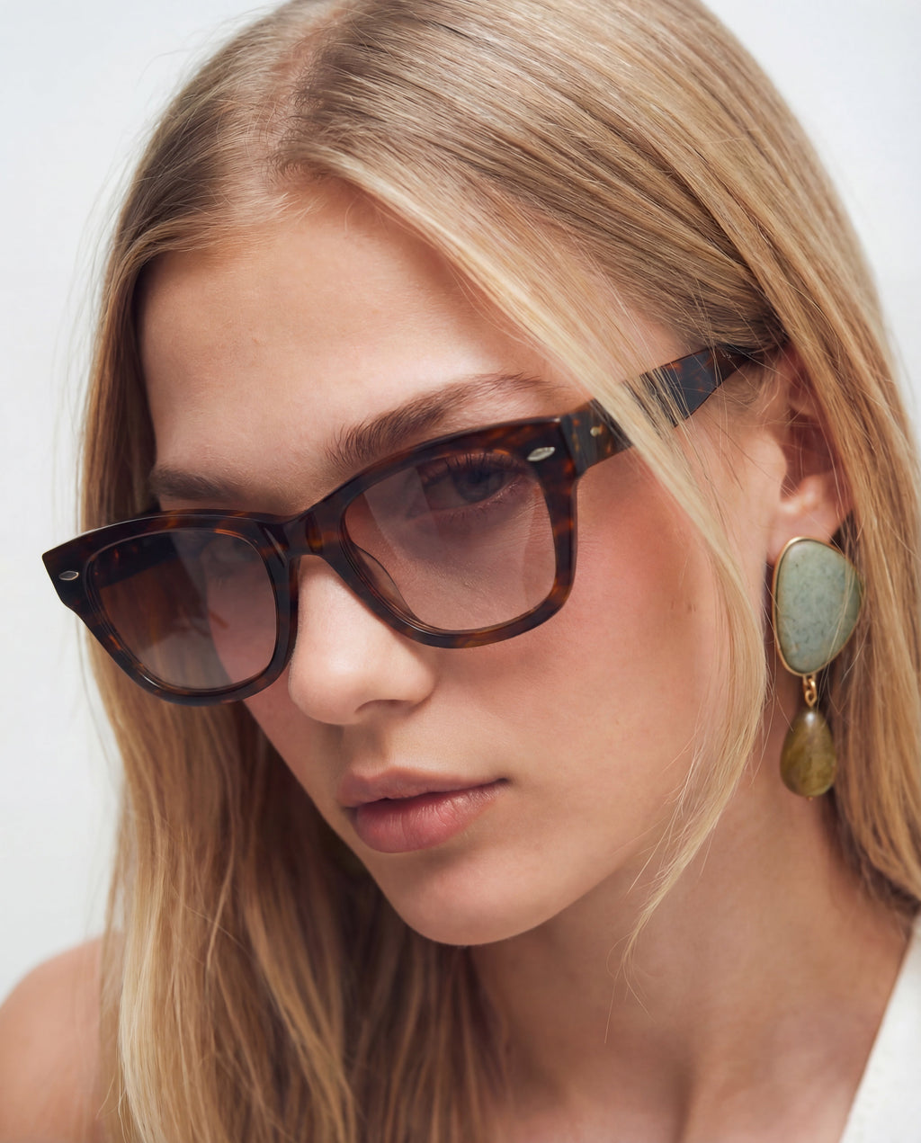 Lunettes de soleil Erin Marron — monture rectangulaire, portées par une femme