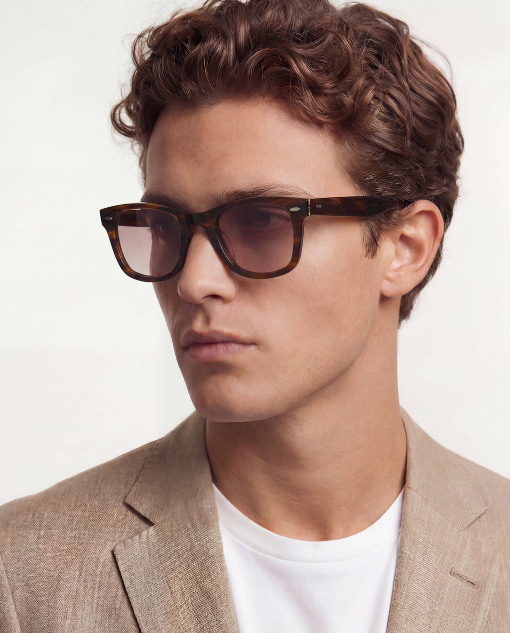 Lunettes de soleil Erin Marron — monture rectangulaire, portées par un homme
