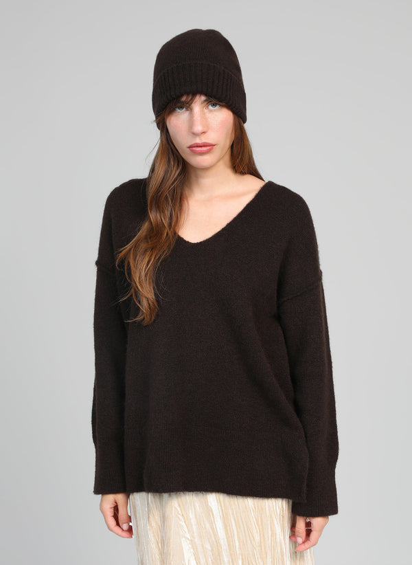 An'ge – Pull Livya Chocolat, mannequin portant un pull marron en maille et un bonnet assorti