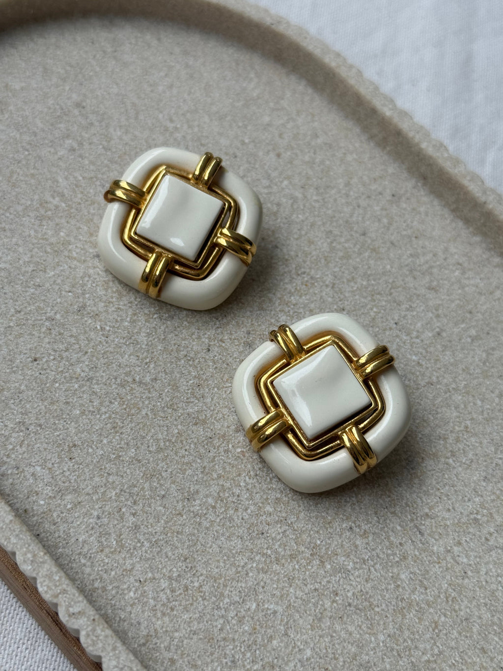 Pendientes Vintage - Resina Blanca y Metal Dorado