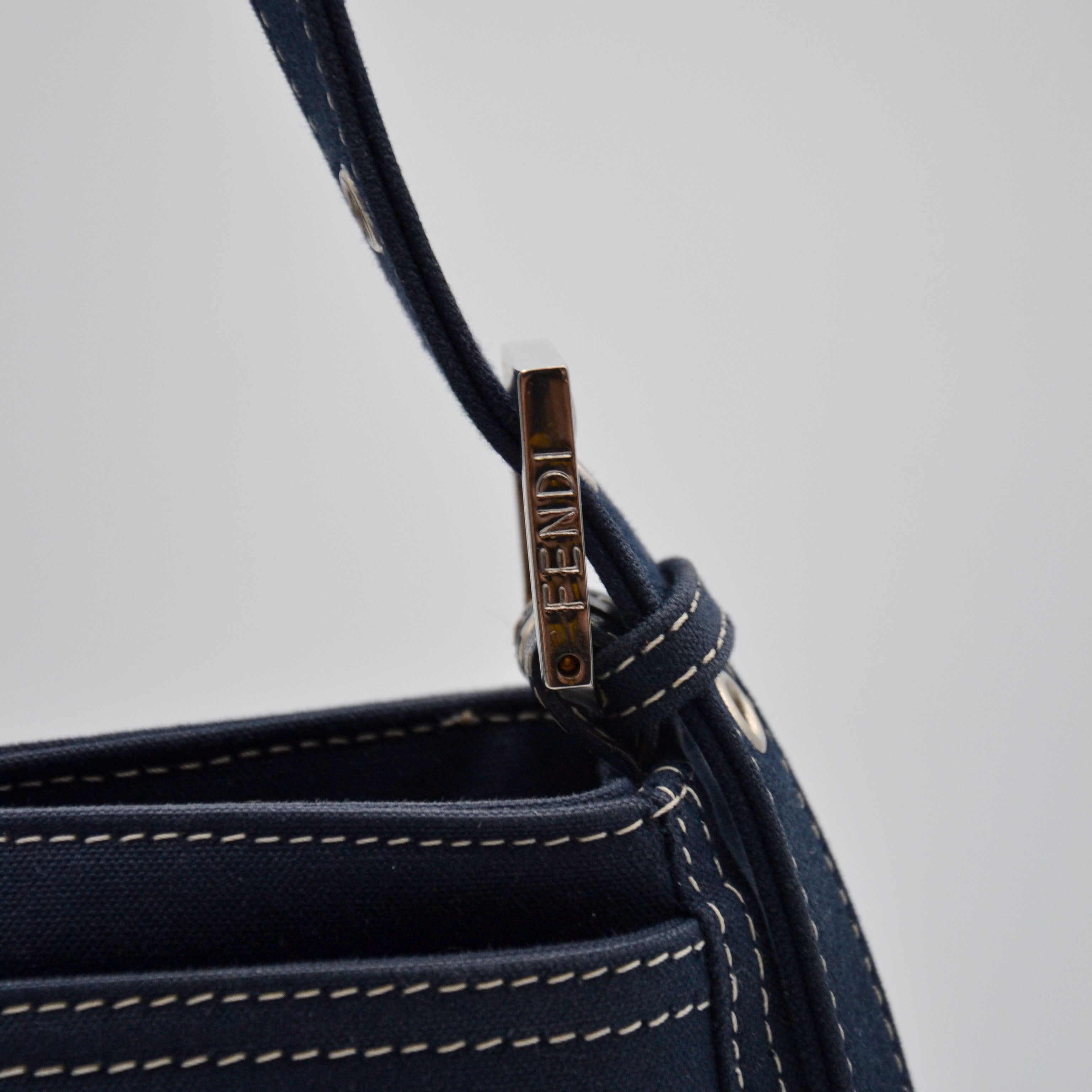 Sac Fendi Baguette Toile Bleu Marine Fermoir Ff Émail Vintage