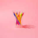 Stylos feutres fluo OMY sur fond rose – Accessoires de coloriage 