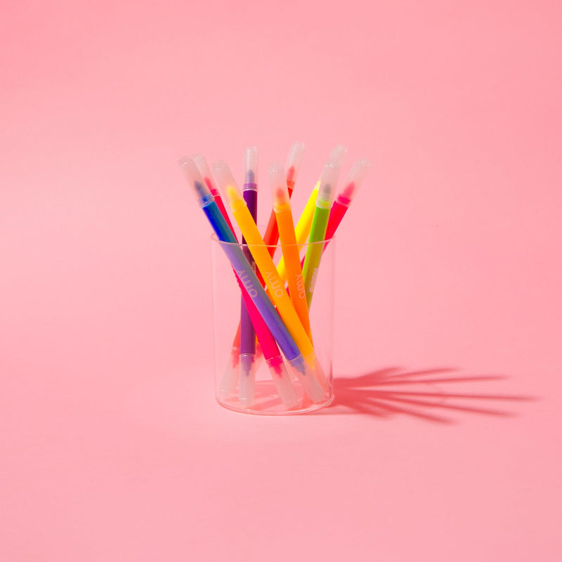 Stylos feutres fluo OMY sur fond rose – Accessoires de coloriage 