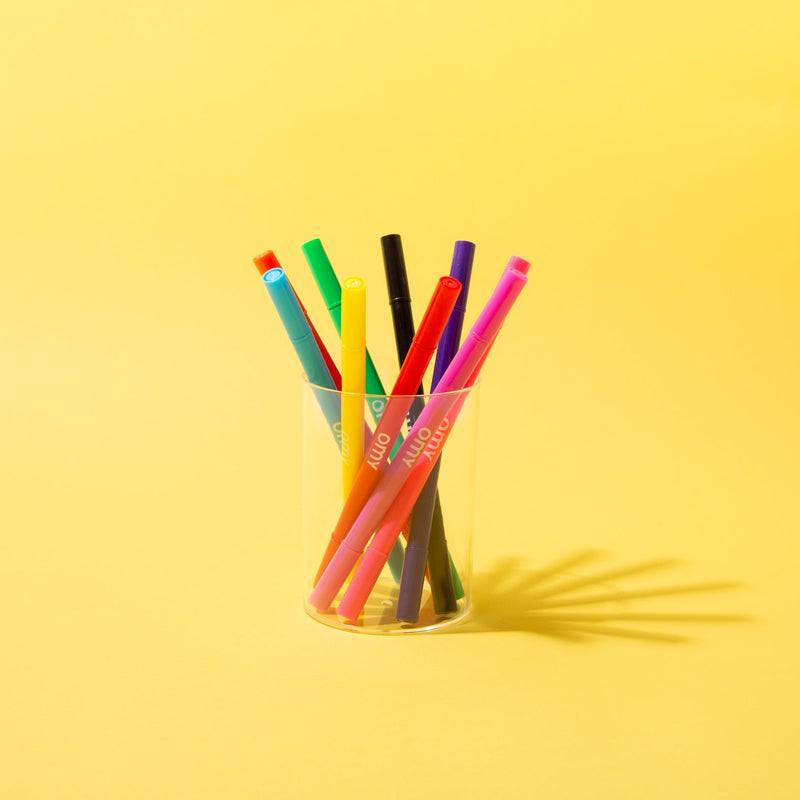 Feutres parfumés OMY dans un pot à crayons transparent – senteurs fruitées comme pomme, fraise, cerise, citron, orange, mûre, pêche, raisin et cola