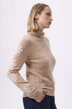 Striktrøje med høj hals og snemønster på ærmerne F Flocon - Beige creme/Hvid - Dame