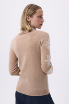 Striktrøje med høj hals og snemønster på ærmerne F Flocon - Beige creme/Hvid - Dame