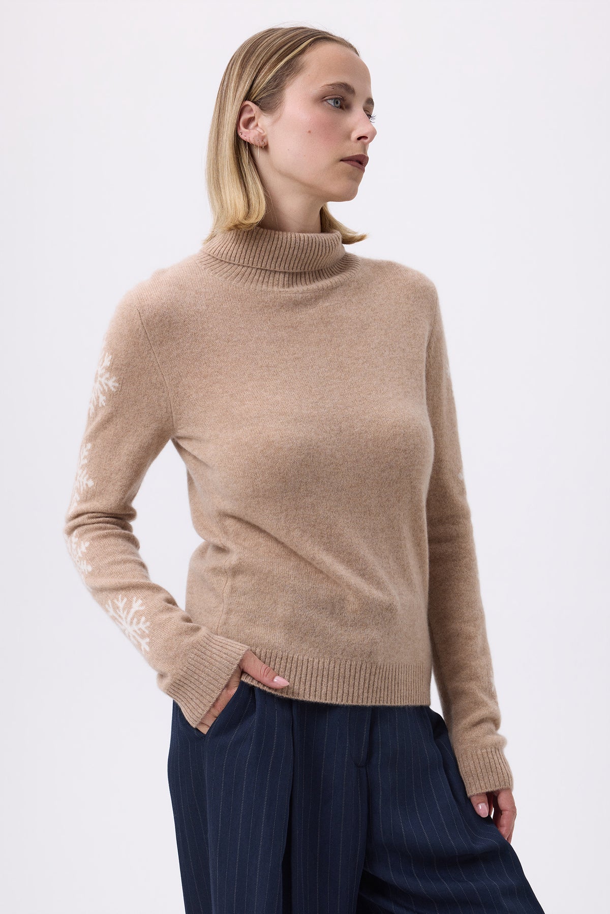 Striktrøje med høj hals og snemønster på ærmerne F Flocon - Beige creme/Hvid - Dame