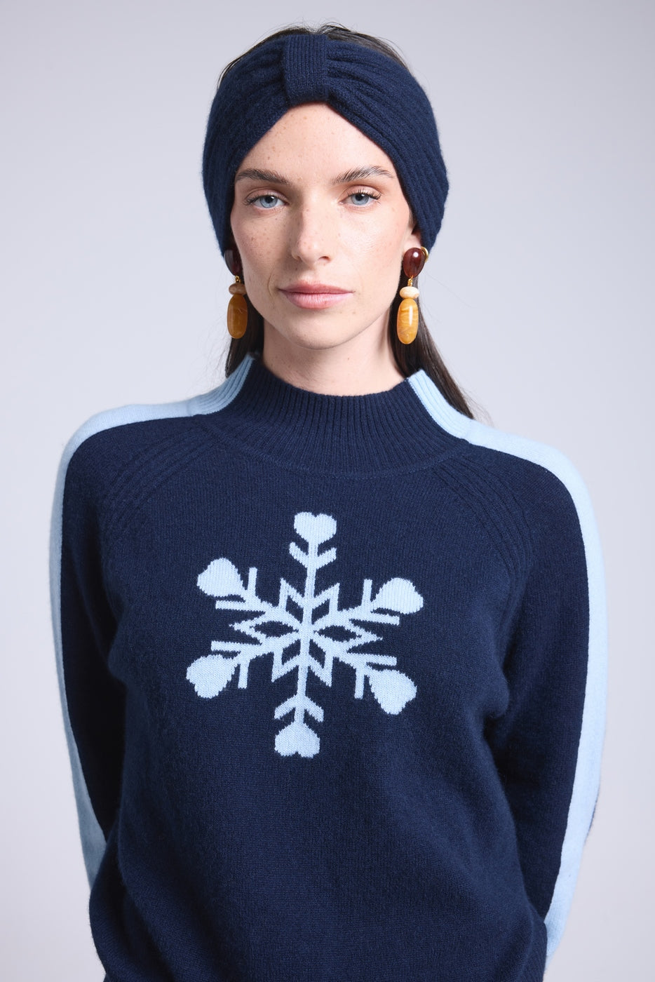 Jersey de cuello alto con gran copo de nieve Flora - Azul marino azul cielo - Mujer
