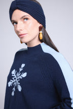 Jersey de cuello alto con gran copo de nieve Flora - Azul marino azul cielo - Mujer