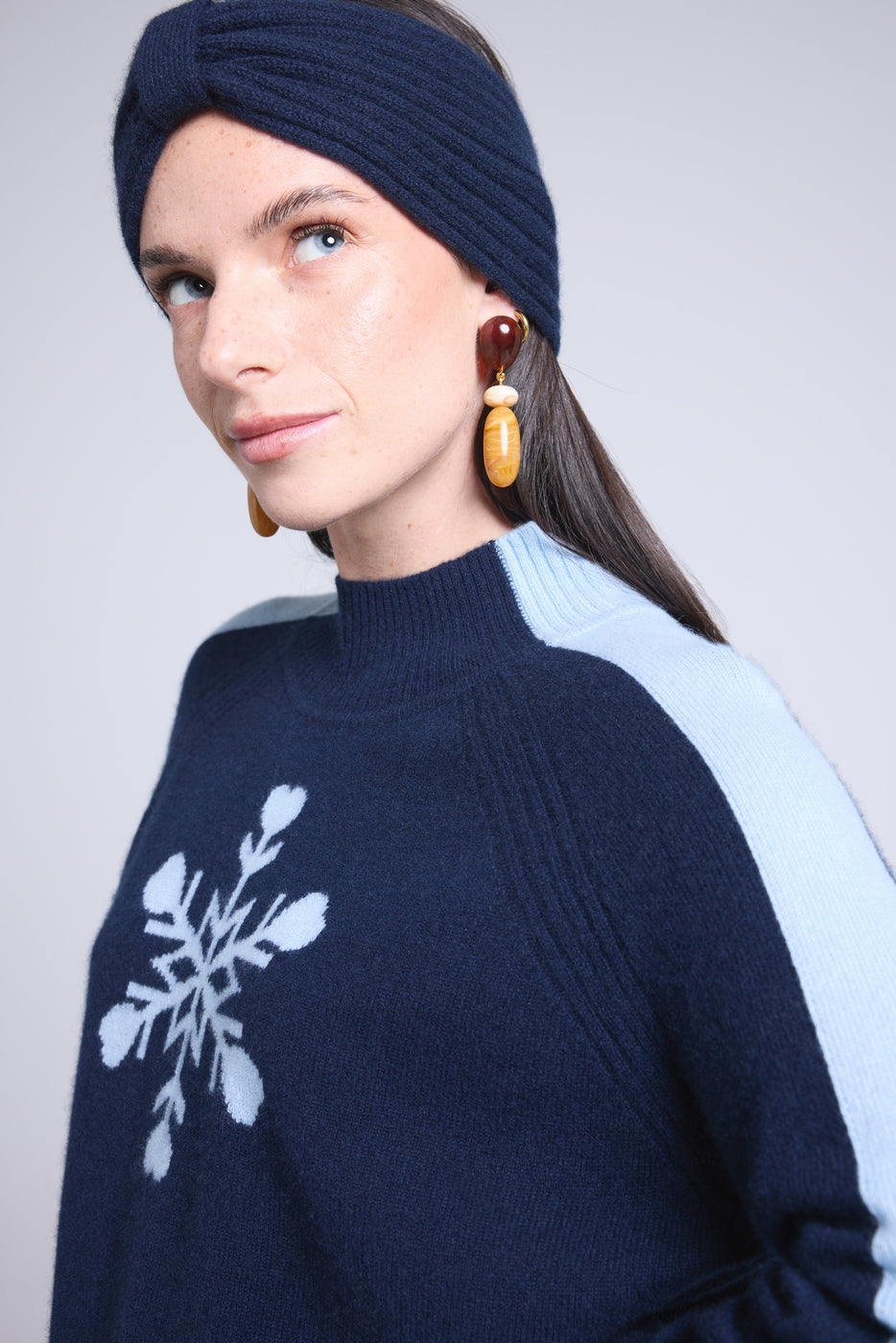 Jersey de cuello alto con gran copo de nieve Flora - Azul marino azul cielo - Mujer