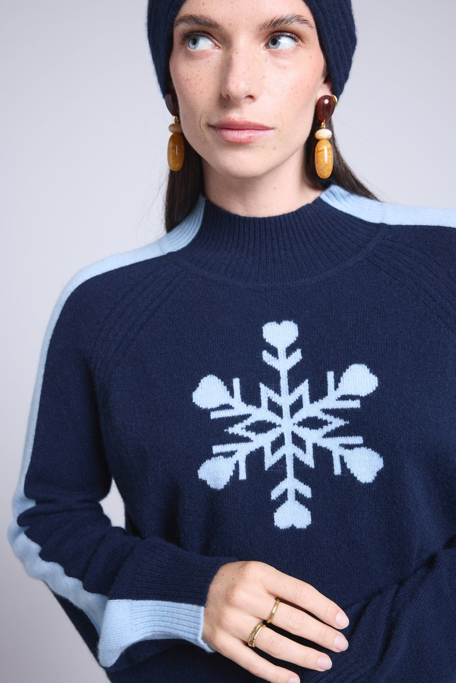 Jersey de cuello alto con gran copo de nieve Flora - Azul marino azul cielo - Mujer
