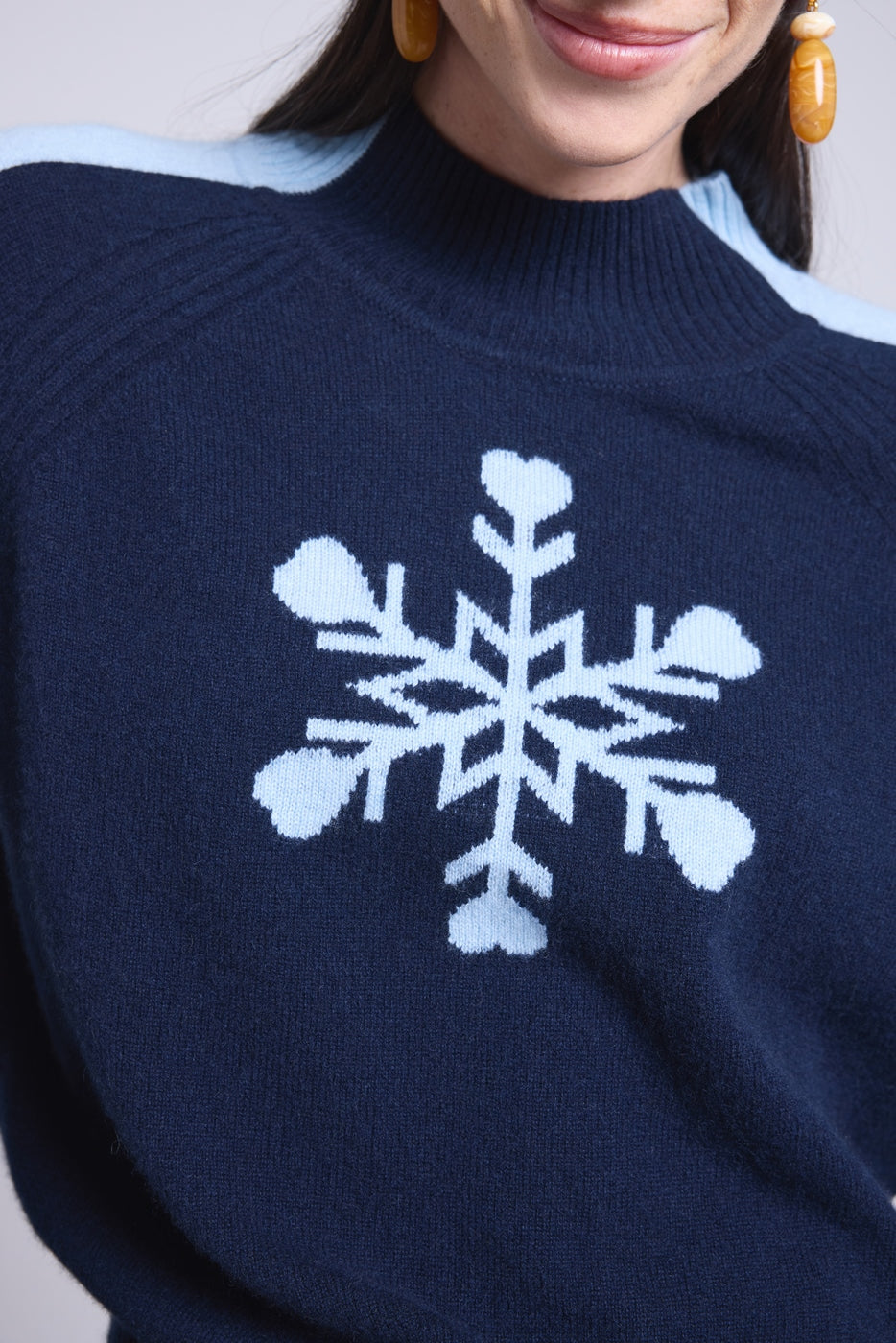 Jersey de cuello alto con gran copo de nieve Flora - Azul marino azul cielo - Mujer