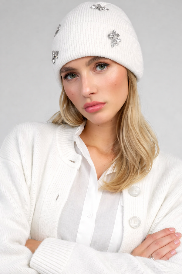 An'ge – Bonnet Flossie Ecru, mannequin portant un bonnet blanc orné de bijoux, vue de face
