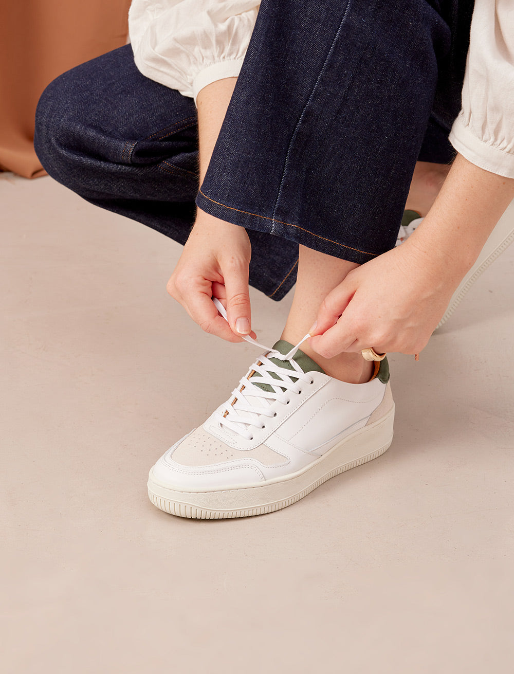 Sneakers Con Cordones Vasco - Blanco & Cedro - Mujer