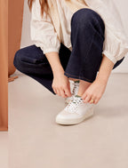 Sneakers Con Cordones Vasco - Blanco & Cedro - Mujer