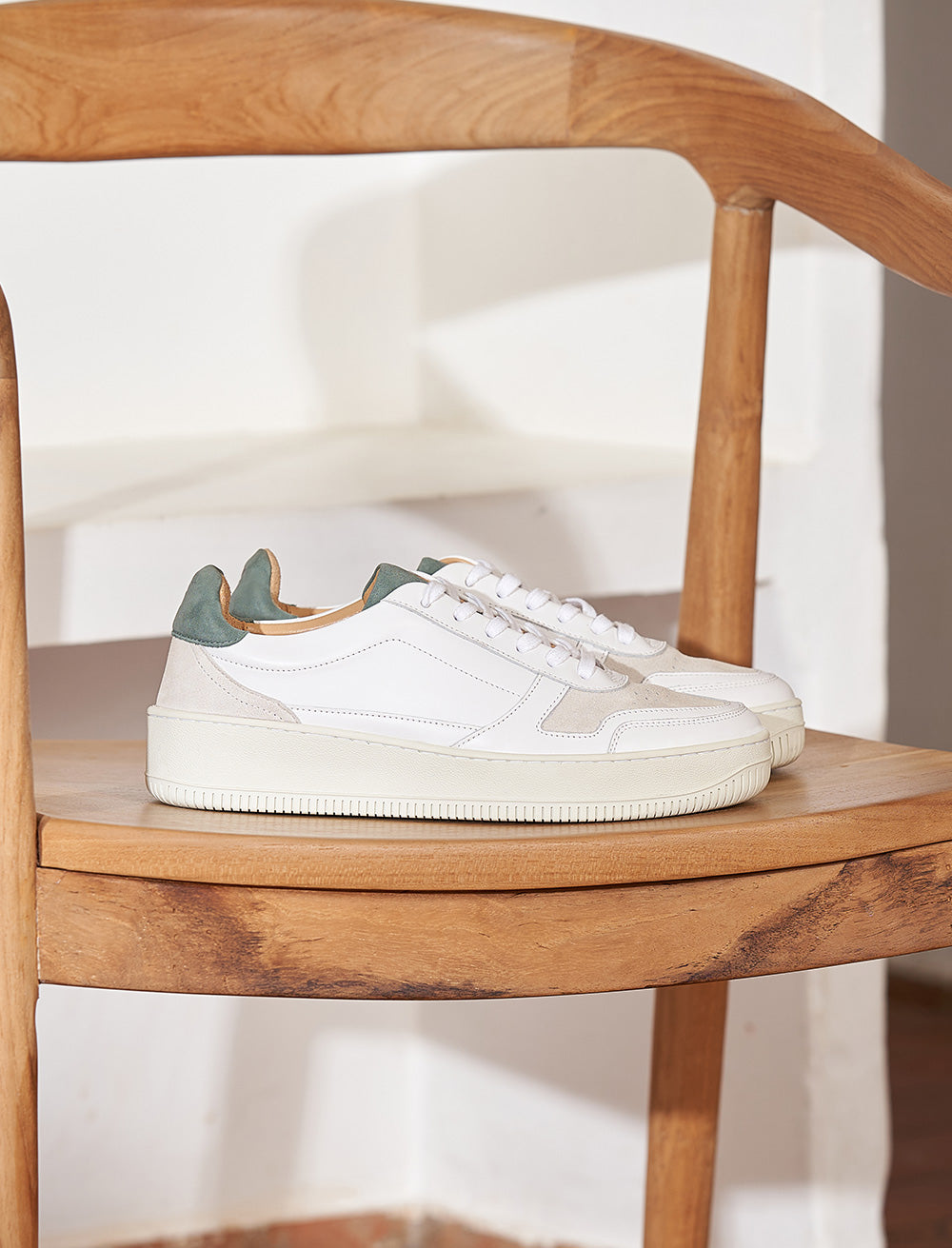 Sneakers Con Cordones Vasco - Blanco & Cedro - Mujer
