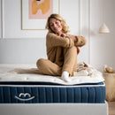 Photo d'une femme très souriante les yeux fermés sur le Matelas hybride luxe Victoria - mémoire de forme