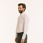 Hast – Getailleerd Overhemd Van Popeline Two-Ply Lichtroze, bebaarde man in wit overhemd en grijze broek, van opzij gezien