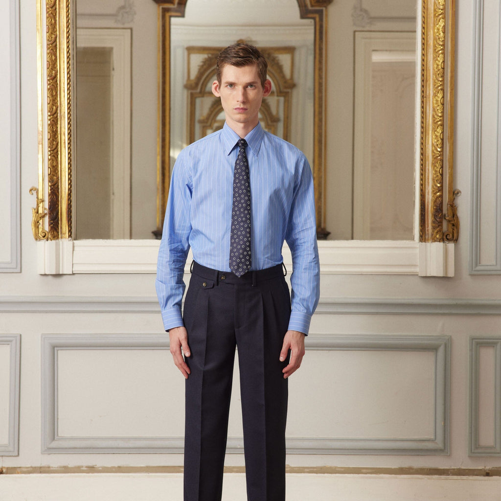 Hast – Camicia In Popeline Blu A Righe Sottili Bianche, modello uomo che indossa una camicia blu e pantaloni scuri, di fronte