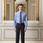 Hast – Camicia In Popeline Blu A Righe Sottili Bianche, modello uomo che indossa una camicia blu e pantaloni scuri, di fronte