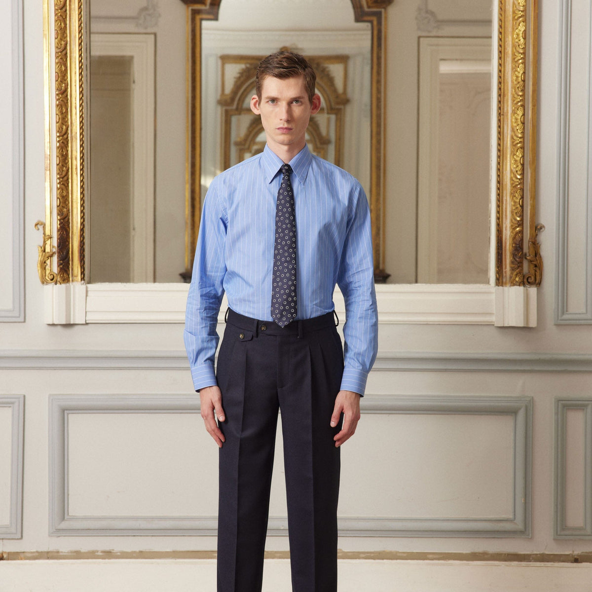 Hast – Camicia In Popeline Blu A Righe Sottili Bianche, modello uomo che indossa una camicia blu e pantaloni scuri, di fronte