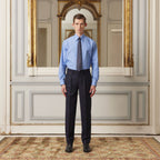 Hast – Camicia In Popeline Blu A Righe Sottili Bianche, camicia blu a righe e pantaloni blu marino indossati da un uomo
