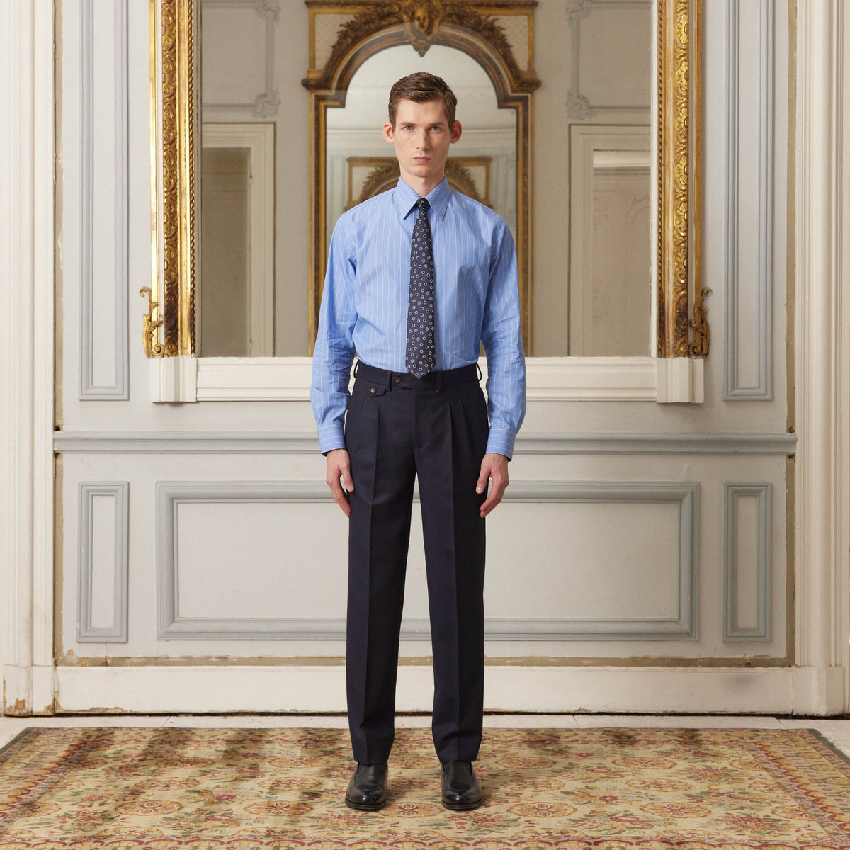 Hast – Camicia In Popeline Blu A Righe Sottili Bianche, camicia blu a righe e pantaloni blu marino indossati da un uomo