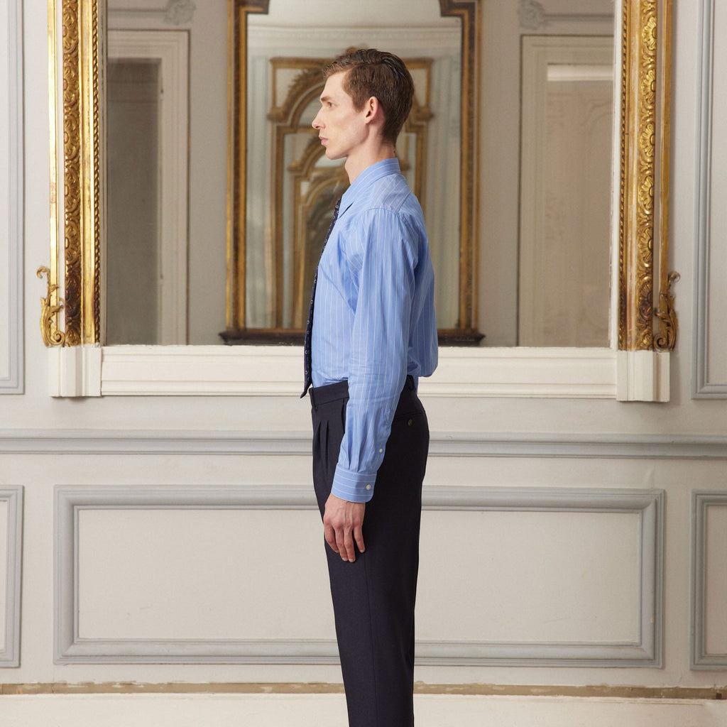 Hast – Camicia In Popeline Blu A Righe Sottili Bianche, uomo con camicia blu e pantaloni neri, vista di profilo