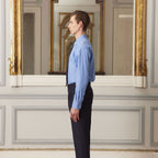 Hast – Camicia In Popeline Blu A Righe Sottili Bianche, uomo con camicia blu e pantaloni neri, vista di profilo