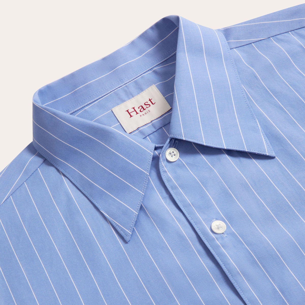 Hast – Camicia In Popeline Blu A Righe Sottili Bianche, primo piano sul colletto e sulla parte superiore di una camicia blu a righe bianche