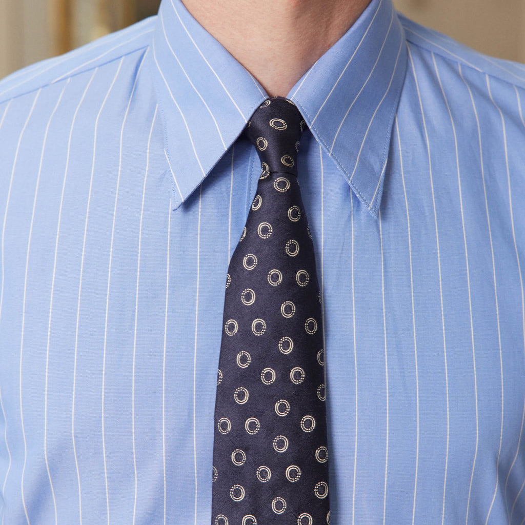 Hast – Camicia In Popeline Blu A Righe Sottili Bianche, camicia blu a righe bianche e cravatta a motivi indossata da un uomo