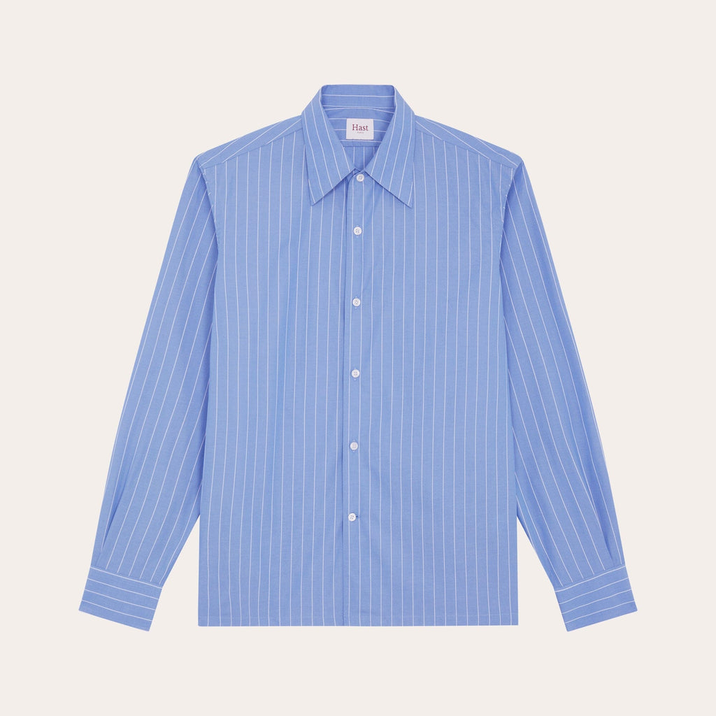 Hast – Camicia In Popeline Blu A Righe Sottili Bianche, camicia blu a righe bianche, vista frontale, su sfondo a tinta unita