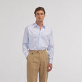 Hast – Camisa de sarga de dos cabos azul celeste, modelo masculino con camisa azul claro y pantalón beis, vista frontal