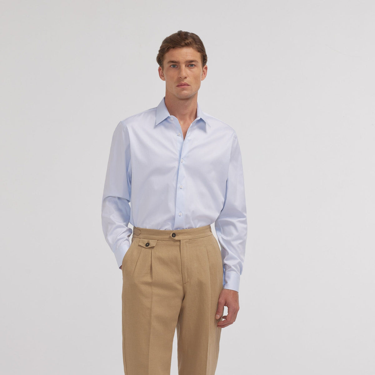 Hast – Camisa de sarga de dos cabos azul celeste, modelo masculino con camisa azul claro y pantalón beis, vista frontal
