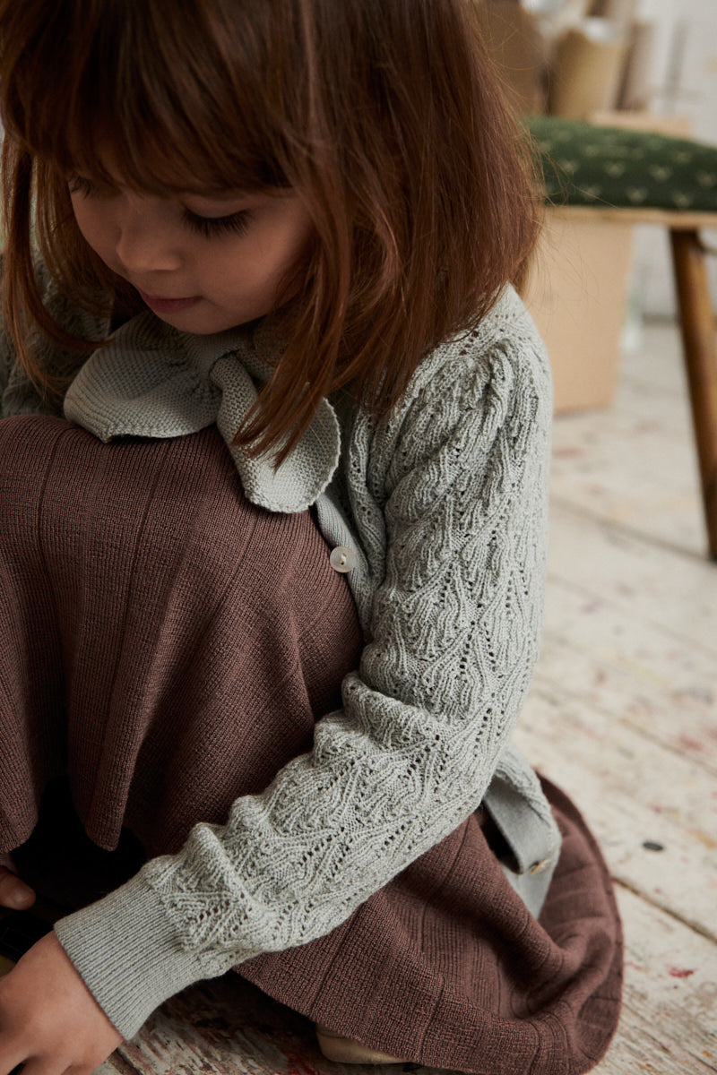 Cardigan laine fine pointelle pale sage laine mérinos certifiée OEKO-TEX - Sélection FUB sur amaetc.com, concept store eco friendly pour enfants