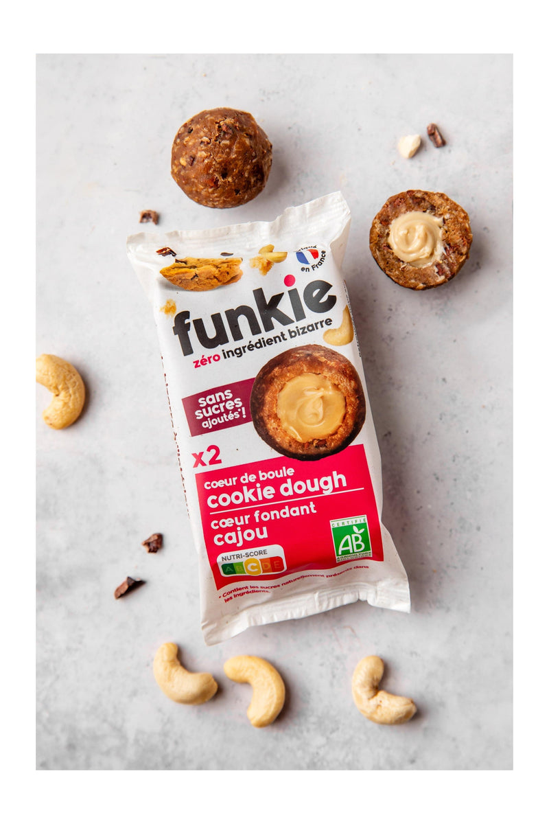 Cœur de Boule c'est l'en-cas parfait sur le pouce ou à emporter, gourmand et sans sucres ajoutés.

Ici, une version funkie du “cookie dough” avec une coque avoine & cacao cru, et un cœur fondant à la noix de cajou.